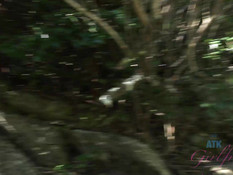 Парень привёз в джунгли молодую блондинку и отымел раком возле ручья