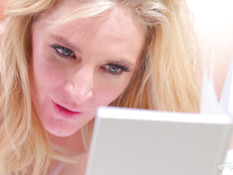 Зрелая светловолосая лесбиянка занимается любовью с молодой подругой