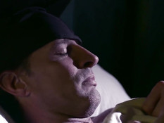 Три развратные студентки в отеле занимаются сексом с двумя мужиками