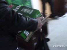 Гомосексуальные студенты в общежитии трахают своего приятеля в попу