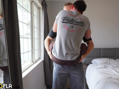 После взаимного минета спортивный гей ебёт в очко мускулистого друга