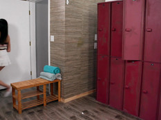 Грудастая зрелая лесбиянка оттрахала в раздевалке молодую подружку