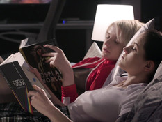 Две русские лесбияночки в колготках используют безремневой страпон