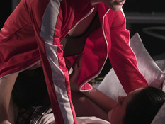 Две русские лесбияночки в колготках используют безремневой страпон