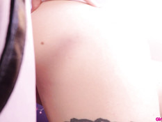 Четыре молодые подружки занимались лесби сексом в комнате и в душе