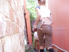 Две молоденькие лесбиянки в подворотне делают куннилингус и фистинг