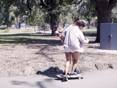 Две молоденькие лесбиянки в подворотне делают куннилингус и фистинг