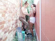 Две молоденькие лесбиянки в подворотне делают куннилингус и фистинг