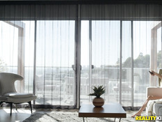 Пышногрудая зрелая лесбиянка занимается любовью с юной блондиночкой