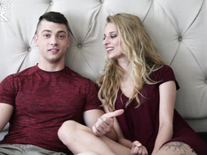 Молодая кудрявая блондиночка с тату и пирсингом трахается с парнем