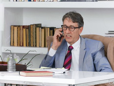 Преподаватель отпердолил нерадивую студентку в анал на рабочем столе