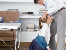 Преподаватель отпердолил нерадивую студентку в анал на рабочем столе