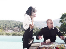 Лысый хозяин дома отпердолил в анал свою молодую испанскую горничную