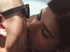 Две знойные латинские девушки с большими сиськами трахаются на улице