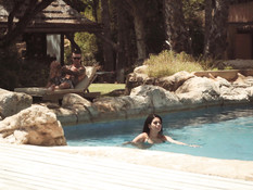 Две знойные латинские девушки с большими сиськами трахаются на улице