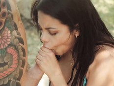 Две знойные латинские девушки с большими сиськами трахаются на улице