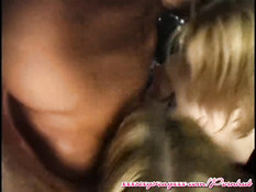 Две молодые пары занимаются групповым сексом в клубе для свингеров