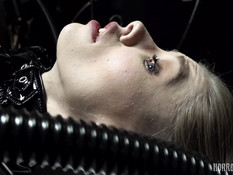 Монстр связал блондинку в латексном комбинезоне и отпердолил в анал