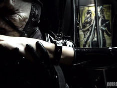 Монстр связал блондинку в латексном комбинезоне и отпердолил в анал