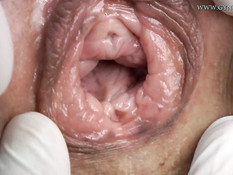 Гинеколог довёл до оргазма сисястую зрелую даму с тату и пирсингом