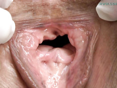 Гинеколог довёл до оргазма сисястую зрелую даму с тату и пирсингом