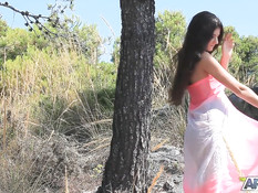 Длинноволосая русская девка теребит побритую писю в горной местности