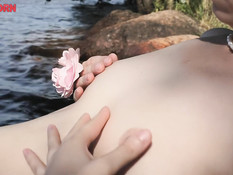 Милая русская блондинка села в лодку и принялась мастурбировать писю