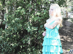 Милая русская блондинка села в лодку и принялась мастурбировать писю