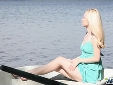 Милая русская блондинка села в лодку и принялась мастурбировать писю
