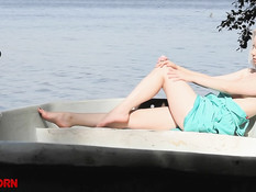 Милая русская блондинка села в лодку и принялась мастурбировать писю