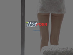 Сисястая русская девка с русыми волосами раздевается и теребит писю