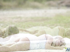 Две молодые русские лесби блондинки занимаются любовью на природе