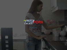 Красивая русская девушка отсасывает у парня член и ебётся на диване