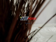 Весёлая русская блондинка стянула одеяло с парня и стала отсасывать