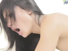 Облизал сосочки худой русской брюнетке и оттрахал девушку на кровати