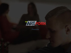 Он пригласил в гости двух красивых русских подруг и отымел на диване