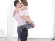 Вылизал бритую писю у худой русской девки и отымел её в киску и анус