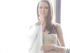 Красивая русская шатенка теребит киску и тихо стонет от удовольствия