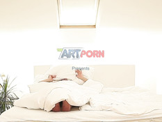 Двое парней отпердолили в киску и анус возбуждённую русскую девчонку