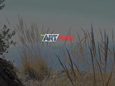 Стройная русская девушка мастурбирует киску на горе с видом на море