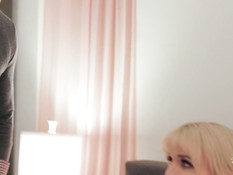 Мужик вошёл в спальню и отымел в зад сисястого светловолосого транса