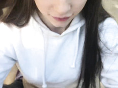 Кареглазая русская девушка отсасывает член у сидящего на стуле парня