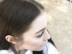 Кареглазая русская девушка отсасывает член у сидящего на стуле парня