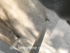 Кареглазая русская девушка отсасывает член у сидящего на стуле парня