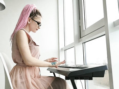 Очкастая розововолосая русская девка высасывает всю сперму из члена