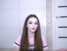 Кареглазая русская шатенка делает глубокий минет и слизывает сперму