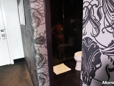 Белый мужчина отодрал в ванной зрелую негритянку со стройной фигурой