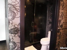 Белый мужчина отодрал в ванной зрелую негритянку со стройной фигурой