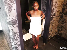 Белый мужчина отодрал в ванной зрелую негритянку со стройной фигурой