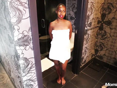 Белый мужчина отодрал в ванной зрелую негритянку со стройной фигурой